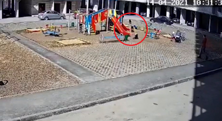 В Чебоксарах на детскую площадку забежала дворняга и на скорости сбила с ног малыша