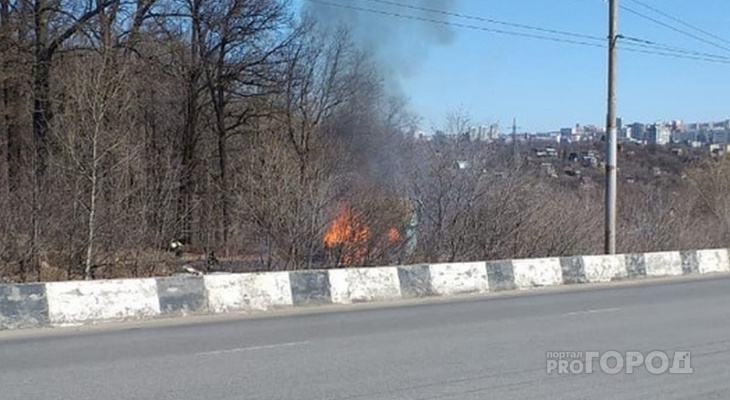 На Октябрьском мосту в Чебоксарах загорелась дача