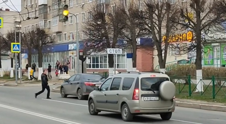 В Новочебоксарске человек со сломанной челюстью пинал проезжающие машины В Новочебоксарске человек со сломанной челюстью пинал проезжающие машины