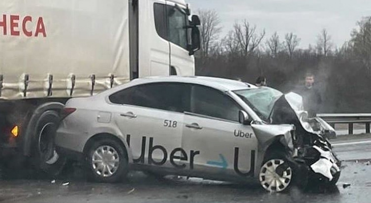 В Чувашии таксист Uber ехал по встречке трассы М7 и влетел в фуру В Чувашии таксист Uber ехал по встречке трассы М7 и влетел в фуру