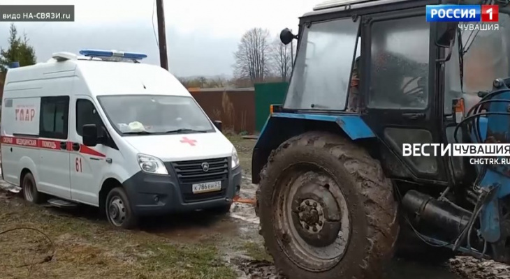 Фельдшеру пришлось самому бежать к пациенту, машина скорой застряла в грязи Фельдшеру пришлось самому бежать к пациенту, машина скорой застряла в грязи