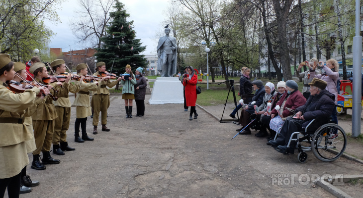 Прямо в чебоксарском дворе для ветеранов устроили концерт с оркестром Прямо в чебоксарском дворе для ветеранов устроили концерт с оркестром
