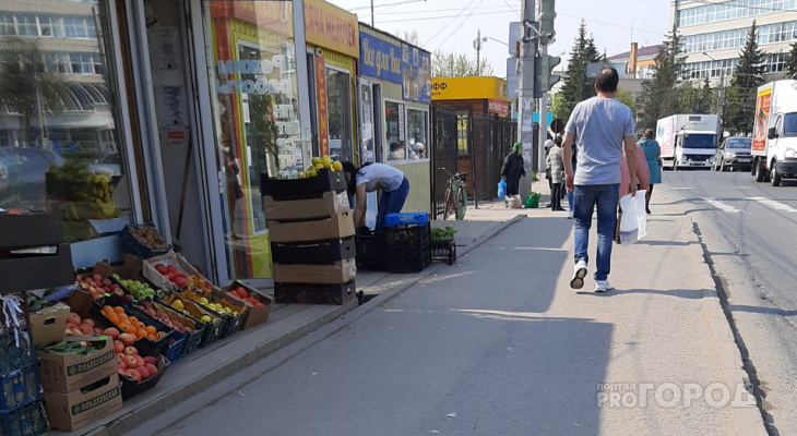 В Чебоксарах овощи и фрукты продают прямо на тротуаре возле дороги В Чебоксарах овощи и фрукты продают прямо на тротуаре возле дороги