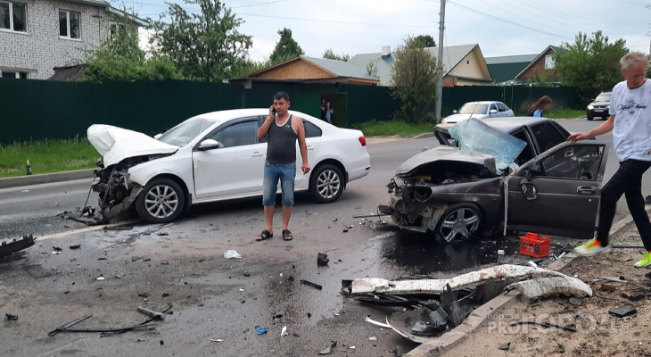 В Чебоксарах разбились две легковушки: "Человека зажало, спасают его" В Чебоксарах разбились две легковушки: "Человека зажало, спасают его"