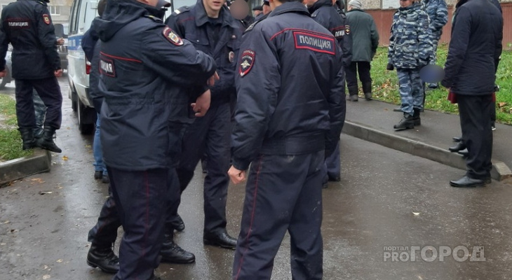 В Новоюжном районе под окнами многоэтажки нашли тело мужчины В Новоюжном районе под окнами многоэтажки нашли тело мужчины