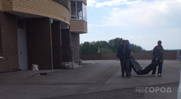 В Чебоксарах из общего балкона высотного здания выпал мужчина В Чебоксарах из общего балкона высотного здания выпал мужчина