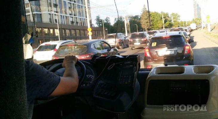 Водитель автобуса увез часть пассажиров в гараж после смены маршрута: девочке пришлось ехать на попутке Водитель автобуса увез часть пассажиров в гараж после смены маршрута: девочке пришлось ехать на попутке