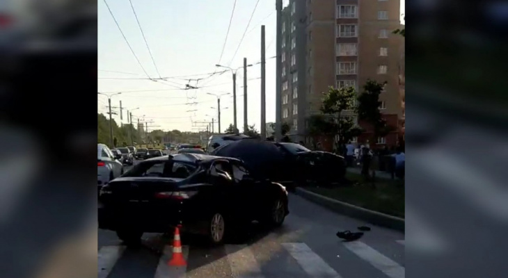 В Новом Городе разбились две представительские иномарки В Новом Городе разбились две представительские иномарки