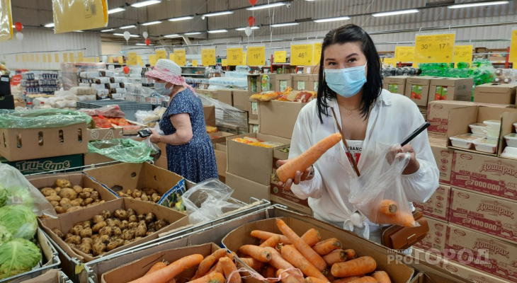 В Чувашии цена моркови дошла до ста рублей, недовольны даже продавцы: "Она у нас из Израиля" В Чувашии цена моркови дошла до ста рублей, недовольны даже продавцы: "Она у нас из Израиля"