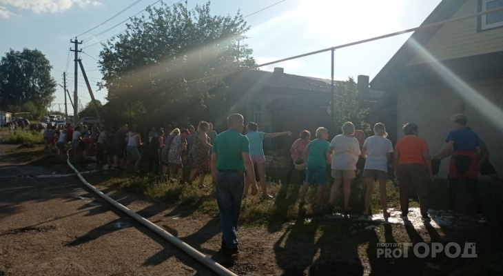 В Шихазанах горит дом: жители села спасают соседние постройки В Шихазанах горит дом: жители села спасают соседние постройки