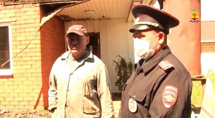 Полицейский спас семью с маленькими детьми во время пожара Полицейский спас семью с маленькими детьми во время пожара