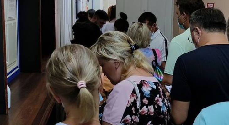 В Чебоксарском аэропорту пассажиры толпятся в очередях: 