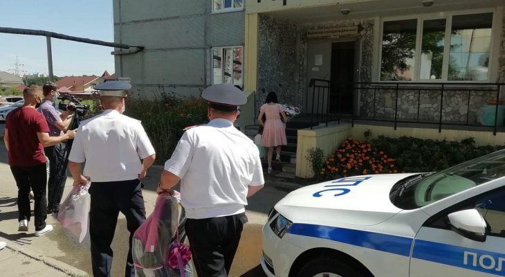 Инспекторы приехали на выписку к маме и ребенку, который родился в машине Инспекторы приехали на выписку к маме и ребенку, который родился в машине
