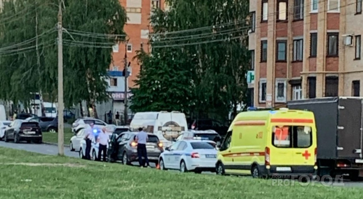 В Чебоксарах ребенок в наушниках выбежал под машину В Чебоксарах ребенок в наушниках выбежал под машину