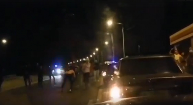 Появилось видео потасовки между жителями сел Шыгырдан и Долгий Остров в Батыревском районе Появилось видео потасовки между жителями сел Шыгырдан и Долгий Остров в Батыревском районе