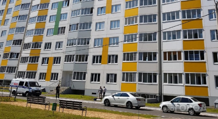 В Новоюжном районе под окнами высотки нашли тело молодого мужчины В Новоюжном районе под окнами высотки нашли тело молодого мужчины