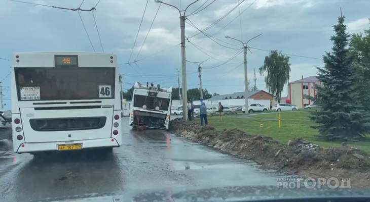 В Чебоксарах троллейбус № 8 провалился в ров, который сделали дорожники