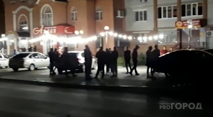 В Канаше легковушка влетела на парковку и повредила несколько авто В Канаше легковушка влетела на парковку и повредила несколько авто