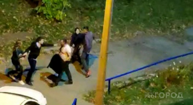 В Чебоксарах четверо мужчин устроили драку во дворе: 