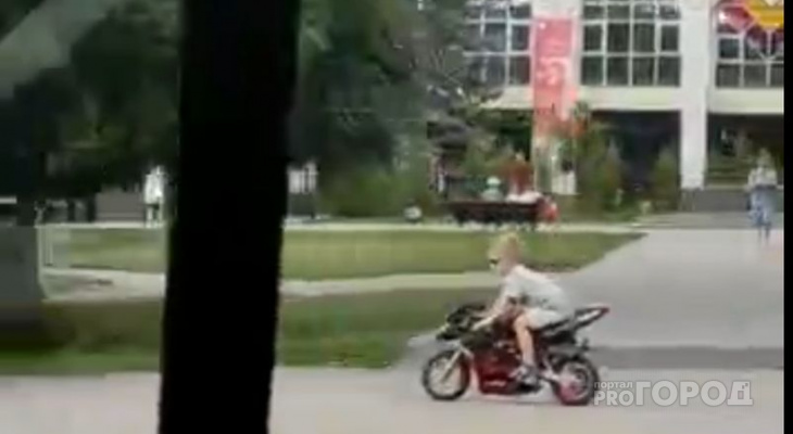 Ребенок на маленьком мотоцикле мчался по тротуару со скоростью маршрутки в Чебоксарах