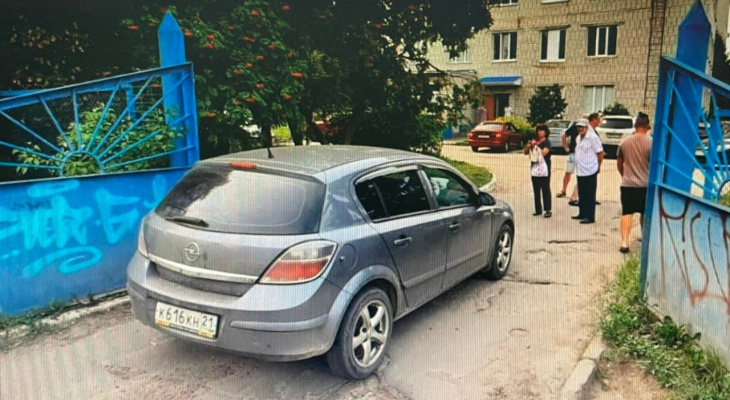 В Новочебоксарске машина сбила ребенка у роддома: мальчик внезапно выбежал перед легковушкой
