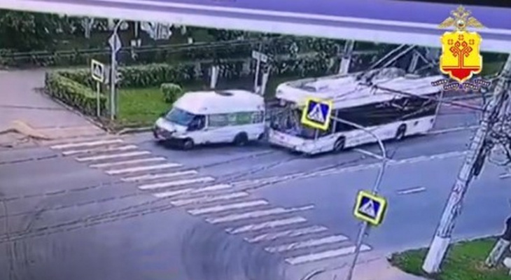 В Чебоксарах троллейбус врезался в микроавтобус: "Неожиданно отказали тормоза" В Чебоксарах троллейбус врезался в микроавтобус: "Неожиданно отказали тормоза"