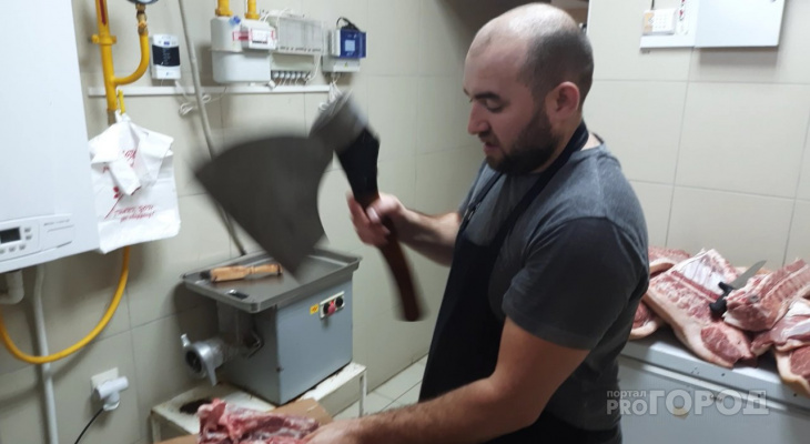 Житель Чувашии прошел путь от забойщика скота до владельца мясной лавки: "Убивать скотину - это не каждый сможет, нужно иметь хорошую психику" Житель Чувашии прошел путь от забойщика скота до владельца мясной лавки: "Убивать скотину - это не каждый сможет, нужно иметь хорошую психику"