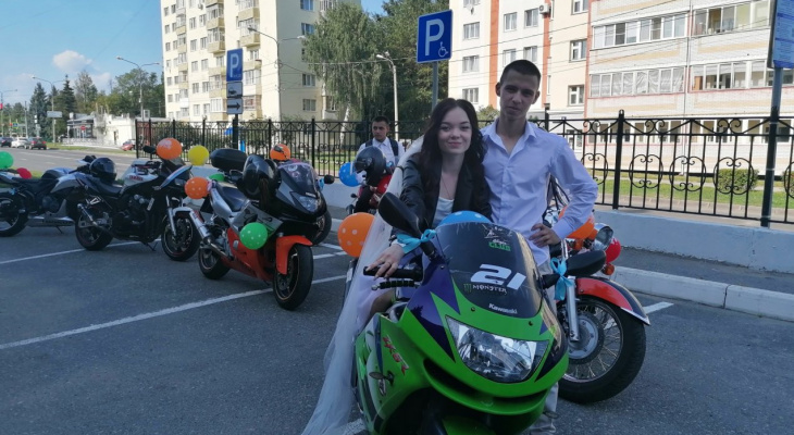Жених и невеста приехали на бракосочетание с "мотокортежем" Жених и невеста приехали на бракосочетание с "мотокортежем"