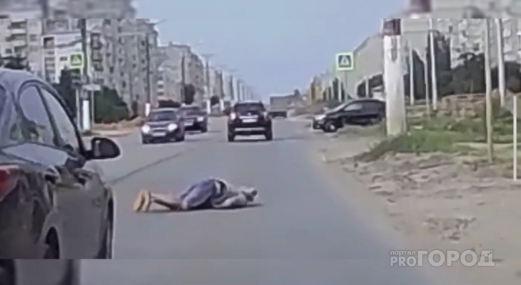 В Чебоксарах мужчину сбила иномарка: от удара он отлетел на несколько метров В Чебоксарах мужчину сбила иномарка: от удара он отлетел на несколько метров