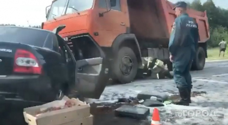 В Мариинско-Посадском районе "Приора" залетела под КамАЗ В Мариинско-Посадском районе "Приора" залетела под КамАЗ
