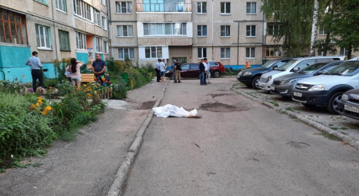 Жительница Чувашии погибла, пытаясь остановить тронувшийся Hyundai Жительница Чувашии погибла, пытаясь остановить тронувшийся Hyundai