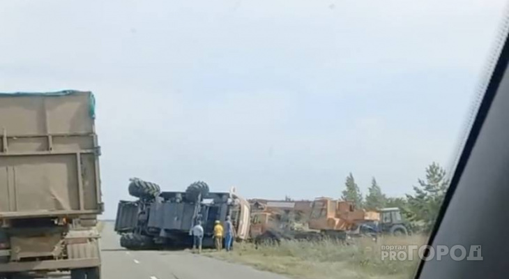 В Цивильском районе комбайн слетел с дороги