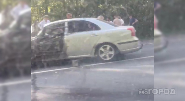В Чувашии четыре машины попали в аварию: "Водителя на скорой увезли, а пассажира доставали и не могли - зажало его" В Чувашии четыре машины попали в аварию: "Водителя на скорой увезли, а пассажира доставали и не могли - зажало его"