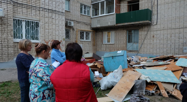 В Чебоксарах имущество жильцов выбросили с 7-го этажа: "Нас отсюда выживают"