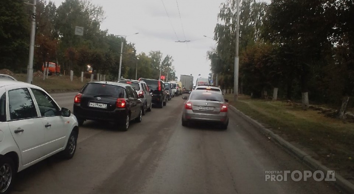 В Чебоксарах из-за светофора образовалась огромная пробка от рынка до Богданки В Чебоксарах из-за светофора образовалась огромная пробка от рынка до Богданки