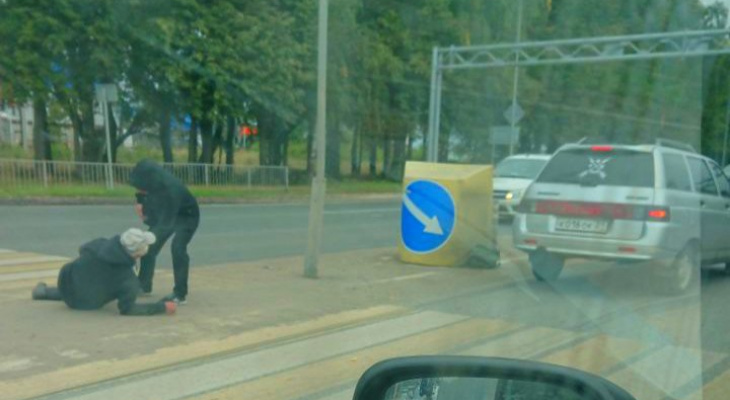 В Чебоксарах из-за некорректно работающего светофора на зебре "Лада" сбила мужчину В Чебоксарах из-за некорректно работающего светофора на зебре "Лада" сбила мужчину