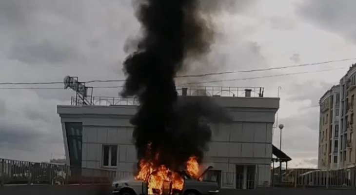 В центре Чебоксар загорелась машина В центре Чебоксар загорелась машина
