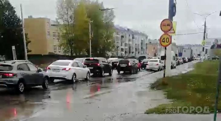 В Чебоксарах образовались восьмибалльные пробки: застрявший автобус заблокировал дорогу В Чебоксарах образовались восьмибалльные пробки: застрявший автобус заблокировал дорогу