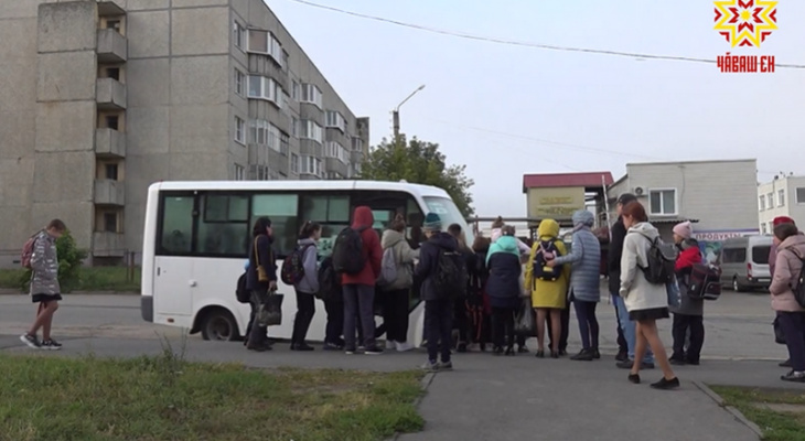 Школьники Соляного битком заполняют автобус, чтобы успеть на уроки: "Если не успел – лучше пешком" Школьники Соляного битком заполняют автобус, чтобы успеть на уроки: "Если не успел – лучше пешком"