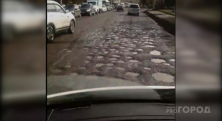 Одна из дорог Чебоксар сплошь покрыта мелкими "кратерами": "Едешь, как по Луне" Одна из дорог Чебоксар сплошь покрыта мелкими "кратерами": "Едешь, как по Луне"