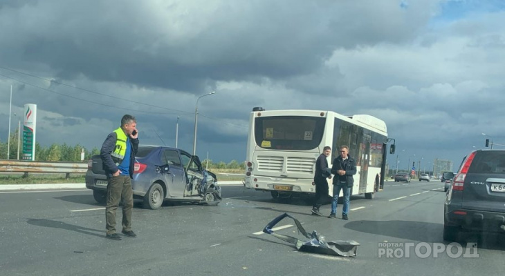 На трассе между Чебоксарами и Новочебоксарском легковушка влетела в пассажирский автобус На трассе между Чебоксарами и Новочебоксарском легковушка влетела в пассажирский автобус