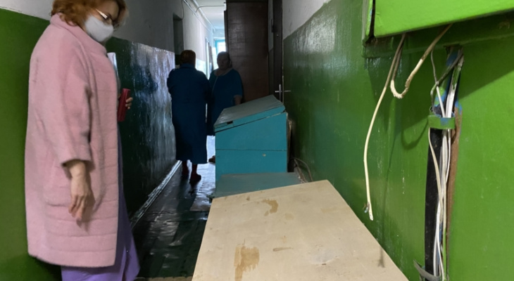 После череды пожаров в чебоксарских общежитиях проверяют коридоры на наличие посторонних вещей
