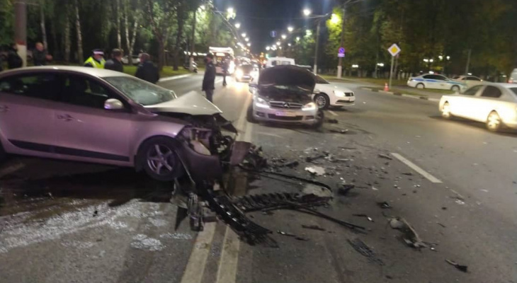На Московском проспекте в Чебоксарах при столкновении трех машин пострадали пять человек