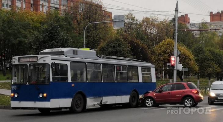 Чебоксарах водитель иномарки умудрился попасть в аварию сразу с двумя троллейбусами