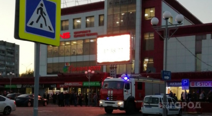 Возле торгового центра в Новоюжке толпа народу: подъехали скорая и пожарная машины Возле торгового центра в Новоюжке толпа народу: подъехали скорая и пожарная машины