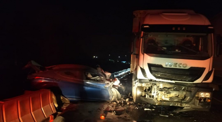 В Чувашии на М7 иномарка влетела в грузовик: умер человек