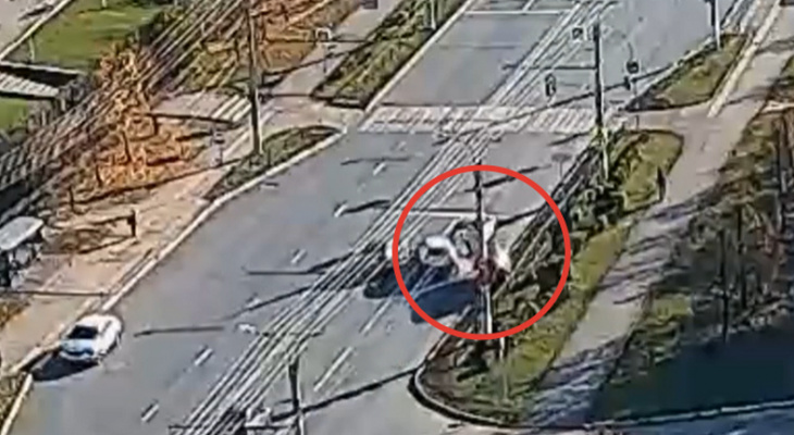 Появилось видео ДТП на Президентском бульваре: как "Лада Гранта" перевернулась на крышу Появилось видео ДТП на Президентском бульваре: как "Лада Гранта" перевернулась на крышу