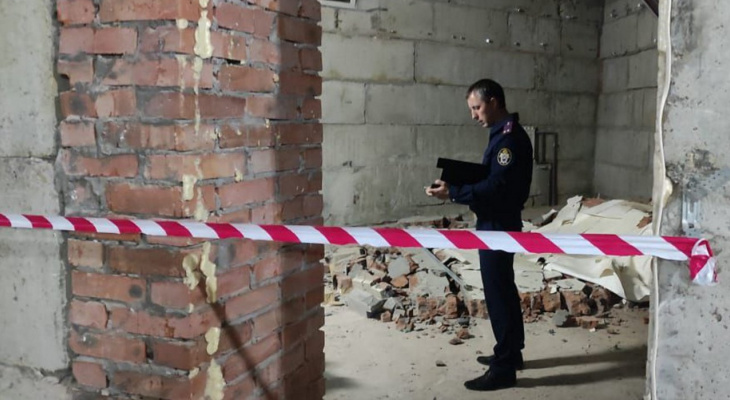 В Чебоксарах следователи нагрянули в бывший клуб, где строителя придавило стеной В Чебоксарах следователи нагрянули в бывший клуб, где строителя придавило стеной