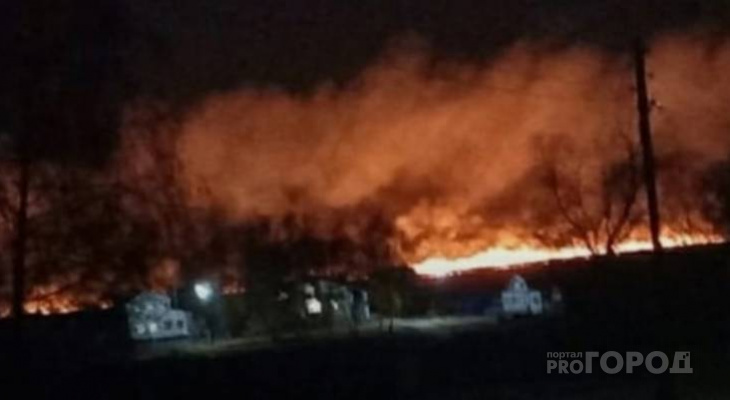В Аликовском районе горит поле: "Огонь подступает к деревне"