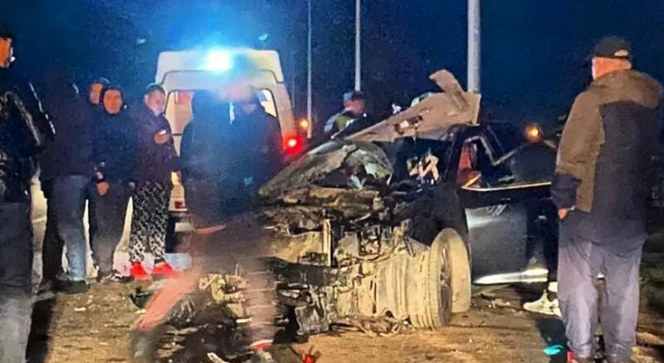 В Чувашии водитель Toyota без прав влетел в столб и чудом выжил В Чувашии водитель Toyota без прав влетел в столб и чудом выжил